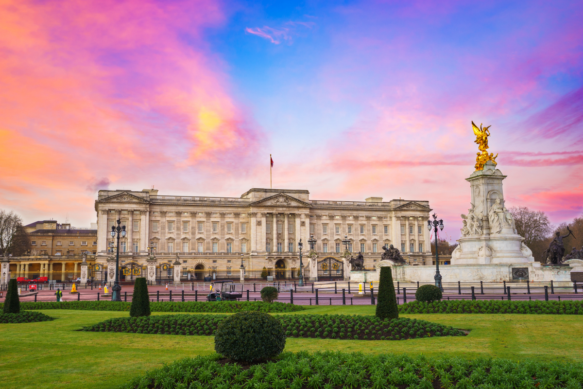 The Queen's Bedroom, Buckingham Palace, England. Photographed by Pajor Pawel. Image via Shutterstock.