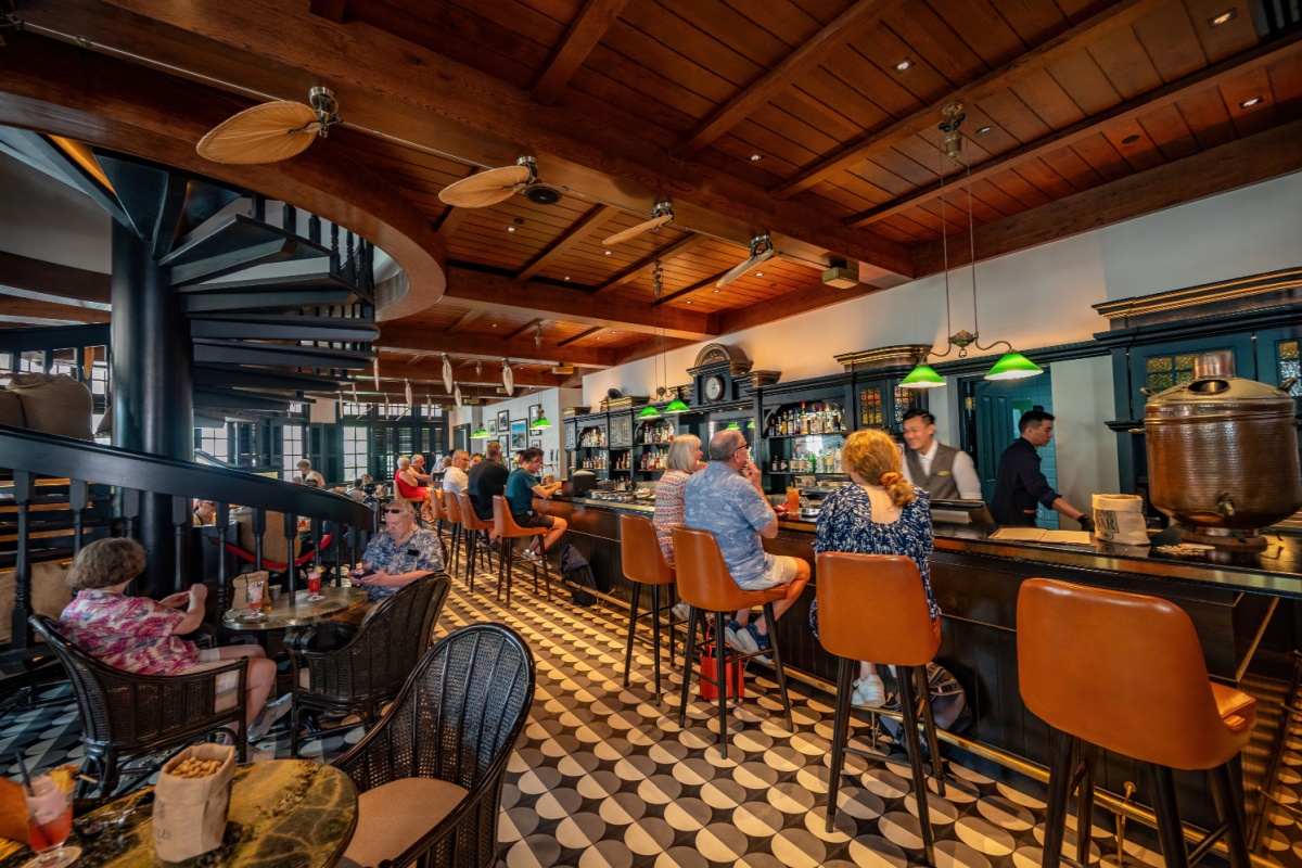 Bar at Raffles Hotel. Photography by Paul Harding 00 via Shutterstock